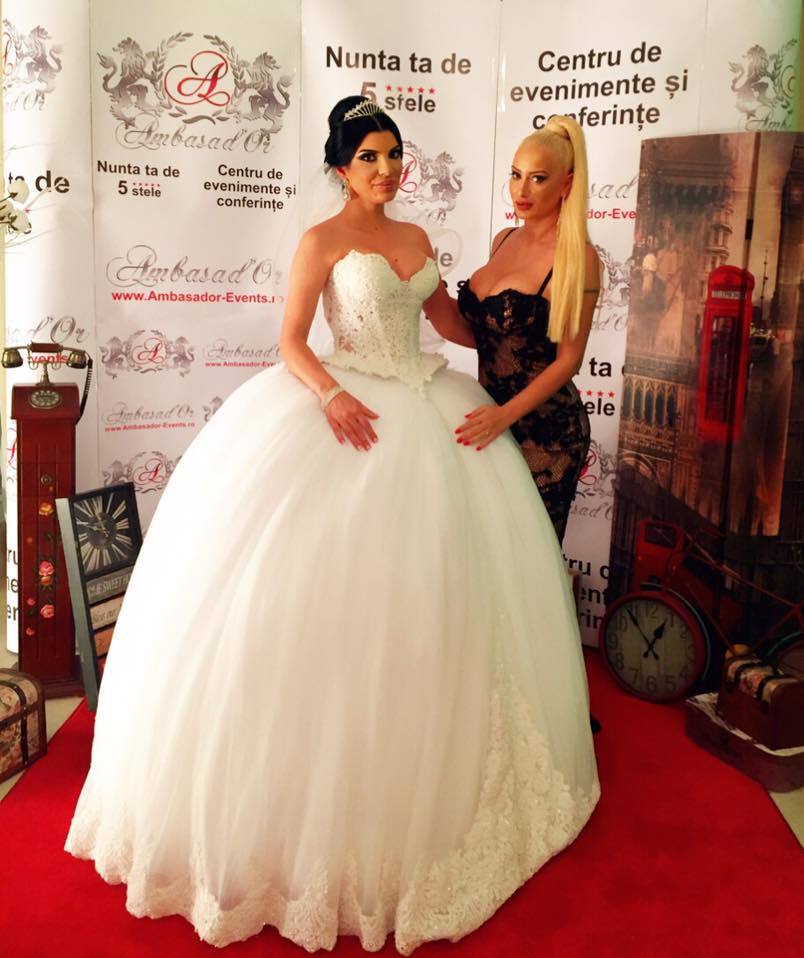 Bruneta a avut o mulţime de vedete printre invitaţii de la nuntă.