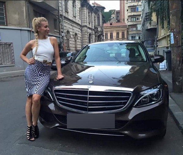 Lora este foarte mândră de noua maşină.