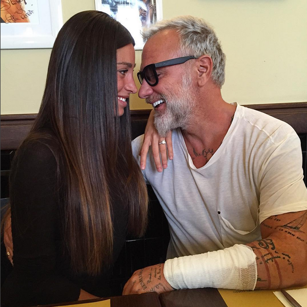 GIanluca îşi adoră superba soţie.