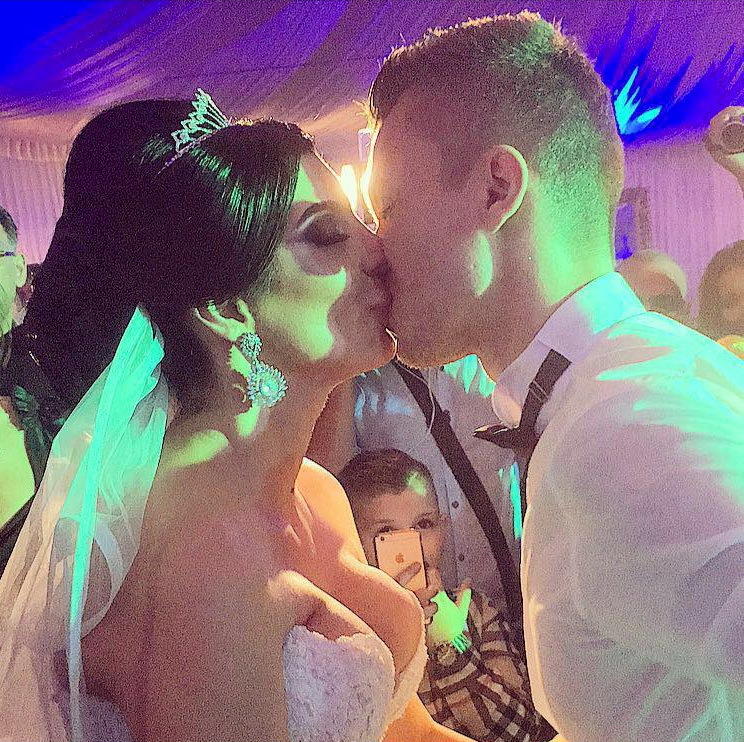 Sânii Andreei Tonciu sunt deformaţi în imagine.