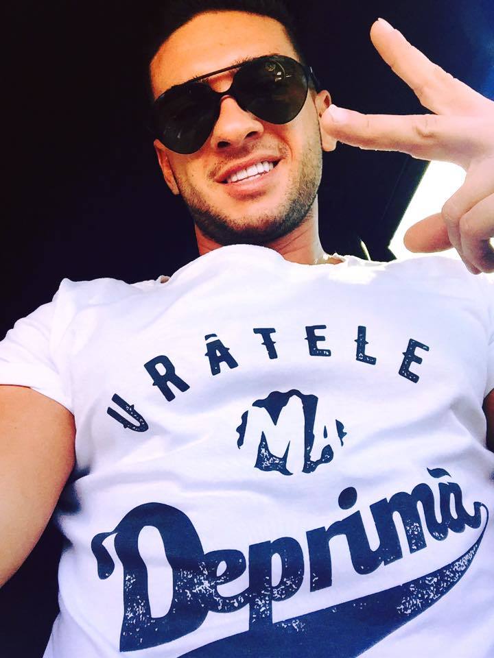 Dorian Popa s-a afişat îmbrăcat cu unul dintre tricourile produse de către Codin Maticiuc