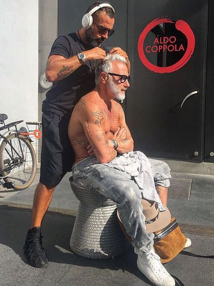 Milionarul Gianluca a ales să se tundă în faţa salonului de înfrumuseţare