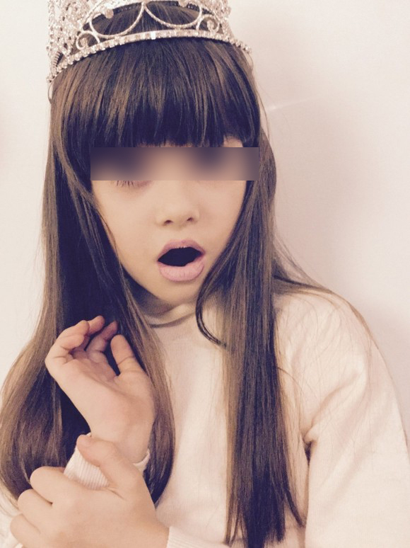 Mikaela are şase ani