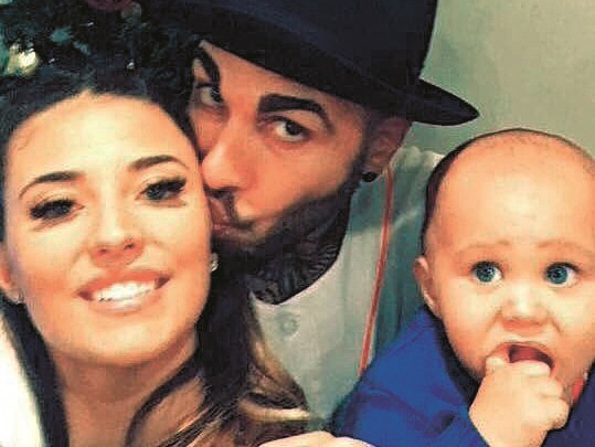 Până când va veni pe lume frăţiorul lui Dominic, Alex şi Antonia îi acordă acestuia toată grija şi atenţia