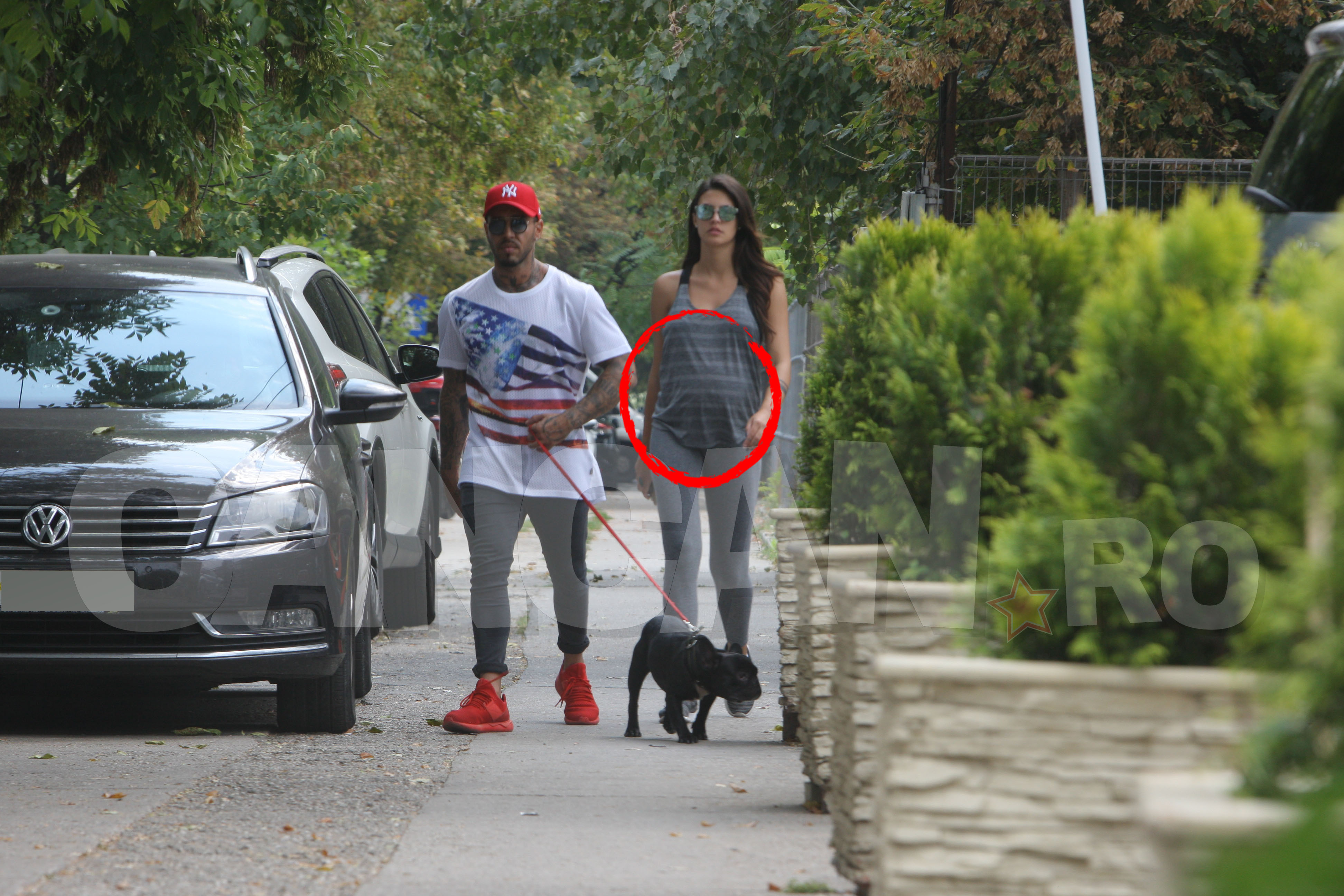 Burtica Antoniei nu mai poate fi ascunsă nici măcar de tricourile largi purtate de cântăreaţă.