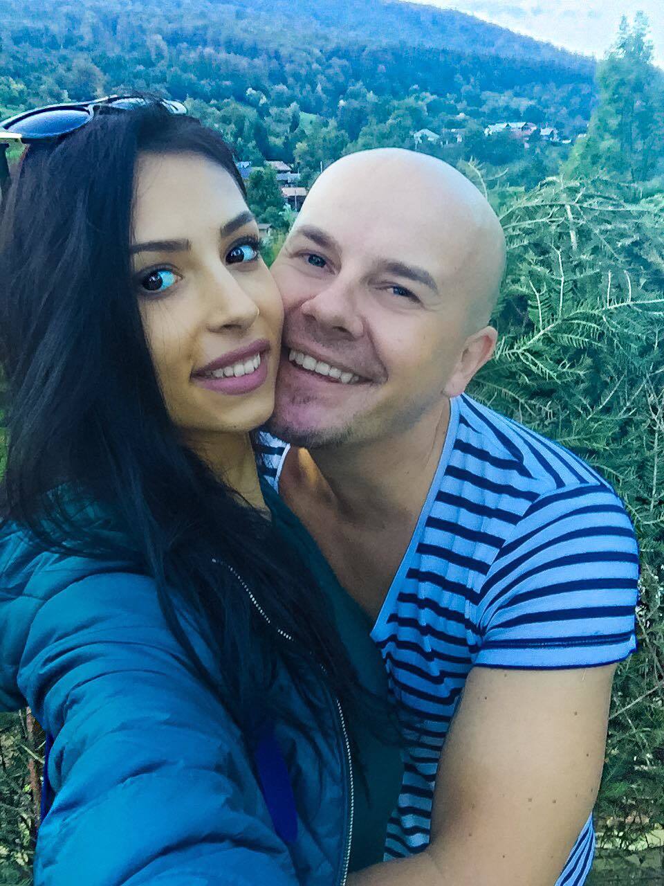 Cei doi îndrăgostiţi trec acum prin momente dificile.