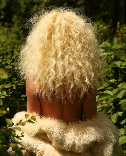 Alexandra ştie mereu cum să atragă atenţia!