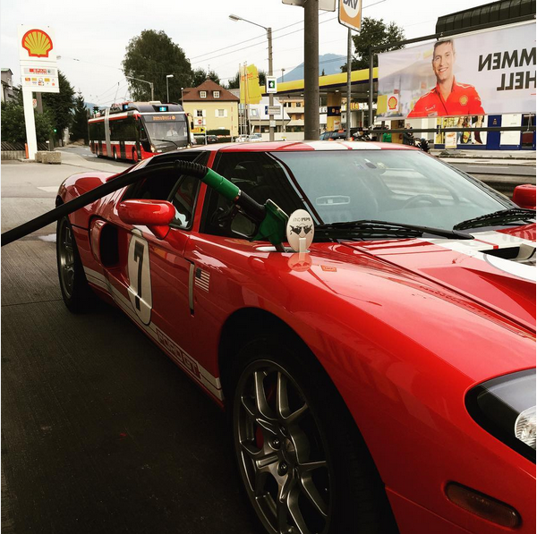 Aşa arată bolidul cu care Felix o răsfaţă pe Mihaela.