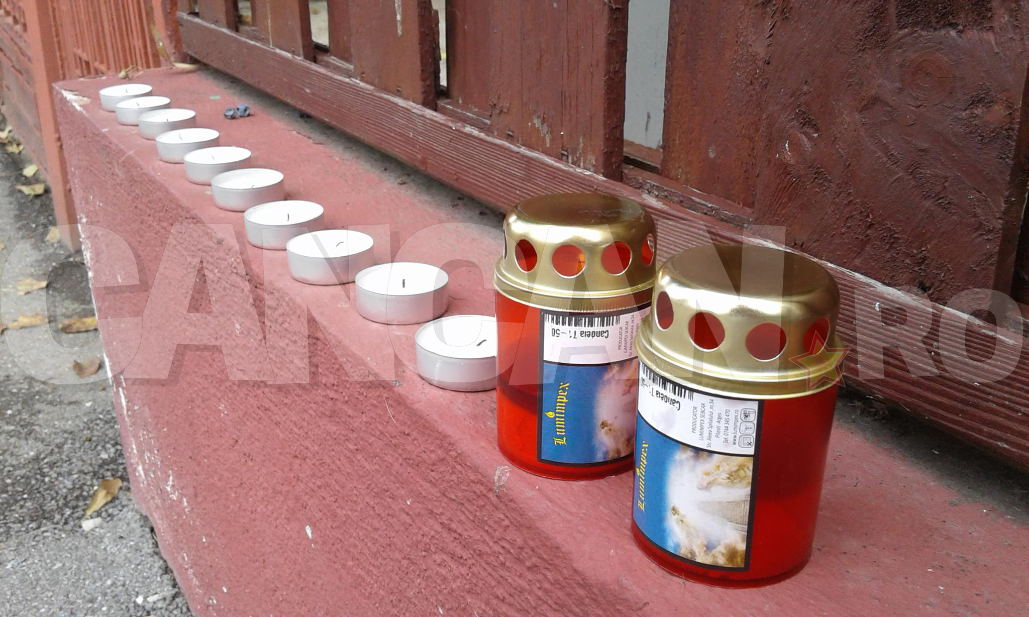 Fanii au pus lumânări în faţa casei lui Gyuri.