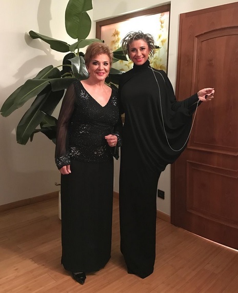 Anamaria Prodan şi mama ei s-au asortat la un botez.