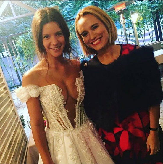 Ada a optat pentru o rochie extrem de decoltată!