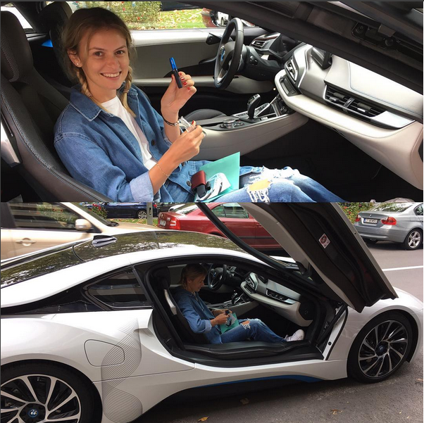 Ioana Blaj nu s-a putut abţine şi a postat două dintre fotografii pe contul ei de Instagram.