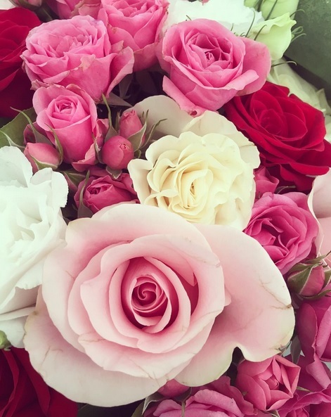 Bianca a primit un buchet mare de trandafiri.