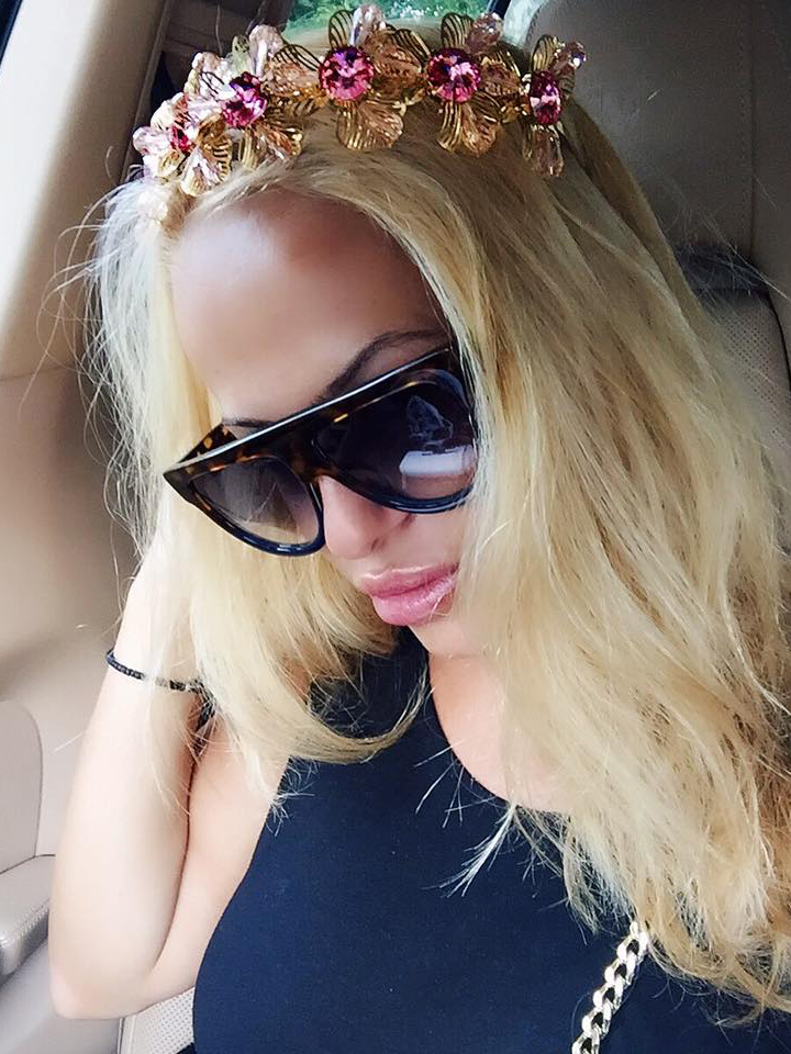 La doar două ore după ce Bianca Drăguşanu şi-a adus pe lume fetiţa, Anda Adam a făcut anunţul, iar alături de el a postat şi această imagine