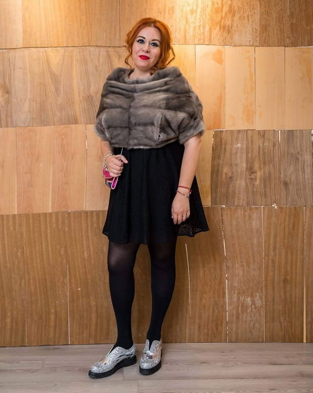 Oana Roman s-a pozat într-o fustă scurtă.