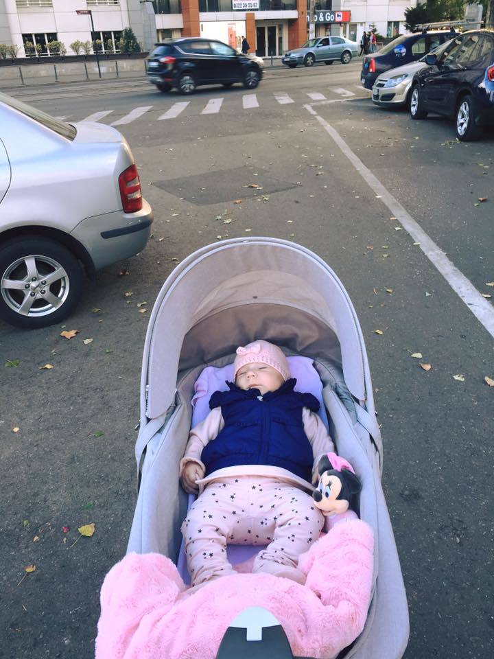 Tonciu şi-a pozat fetiţa în timp ce dormea în cărucior.