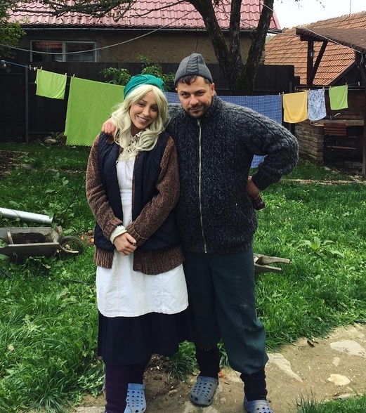 Cei doi sunt îmbrăcaţi în haine ţărăneşti.