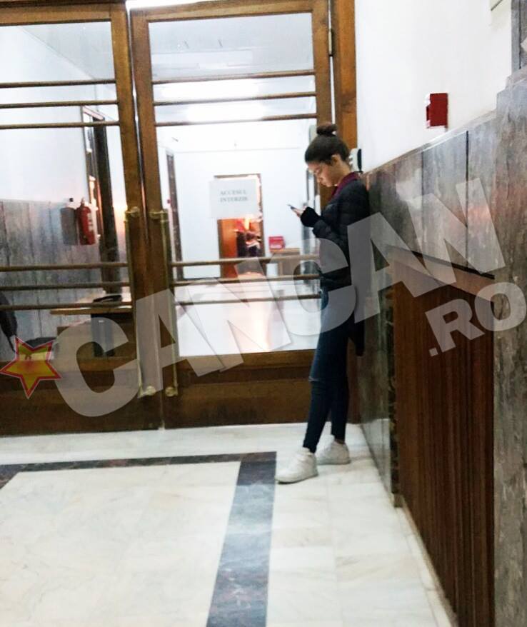 Ioana Boureanu îşi aşteaptă mama în holul Judecătoriei Sectorului 6