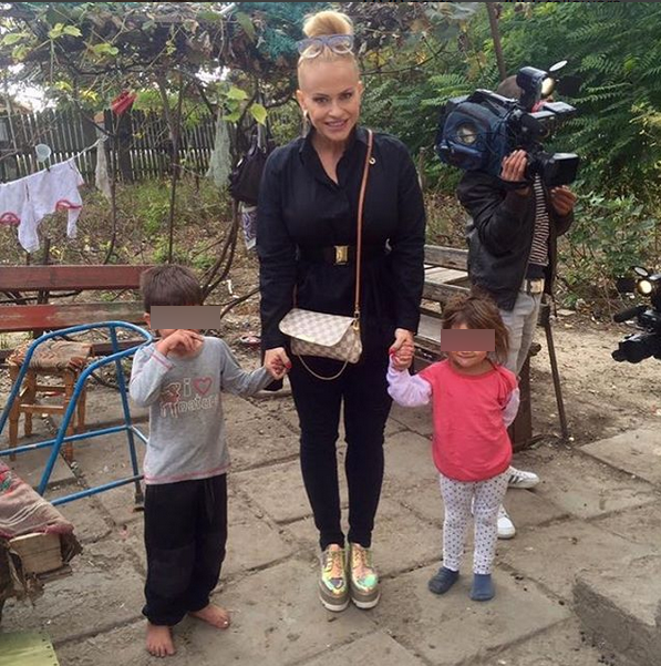 Anda Adam i-a răspuns dur unei fane care a acuzat-o că face fapte bune doar pentru publicitate.