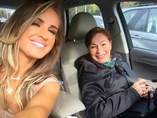 Diana Munteanu, alături de mama sa.