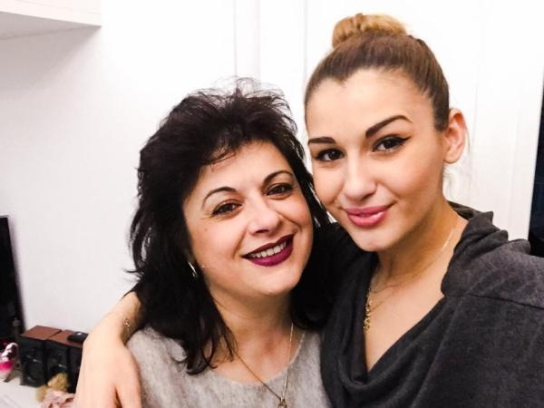 Alina Eremia, alături de mama sa.