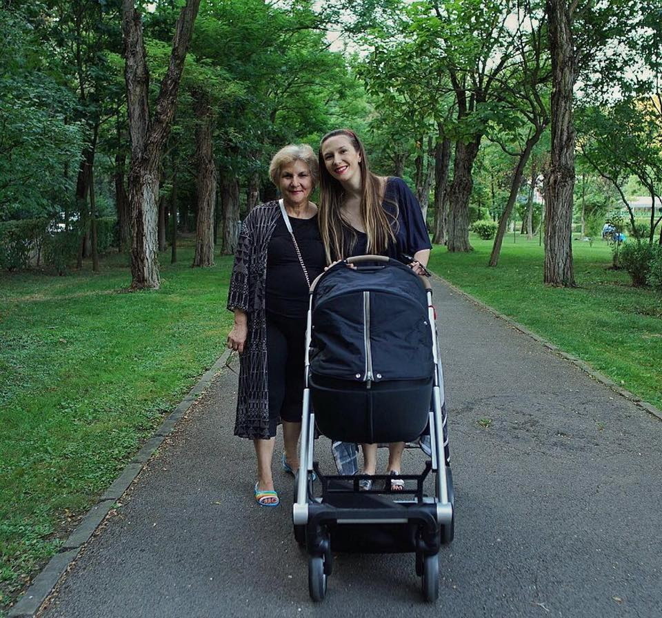 Adela Popescu, alături de mama sa.