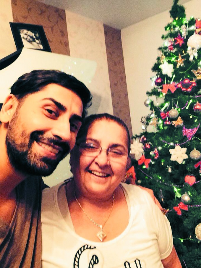 Connect-R, alături de mama sa.