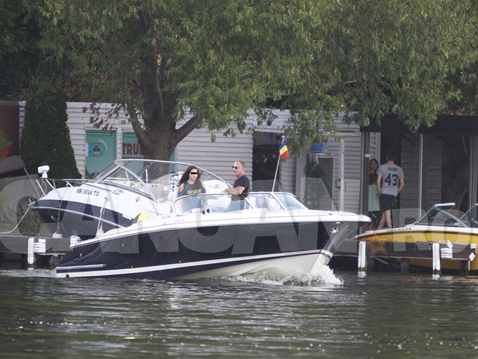 Omul de afaceri şi-a lăsat fiica de doar 14 ani să-i conducă barca pe Snagov, chiar dacă este ilegal.
