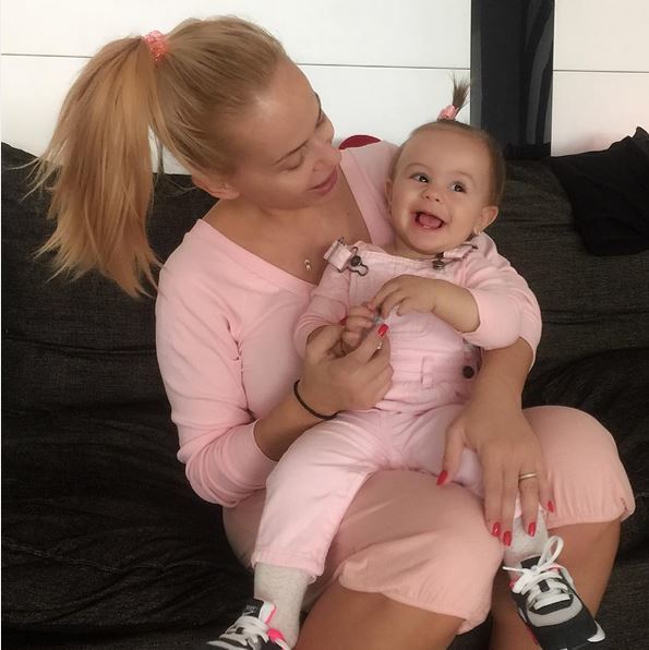 Anda Adam se mândreşte cu fetiţa ei, Evelin, care s-a făcut mare