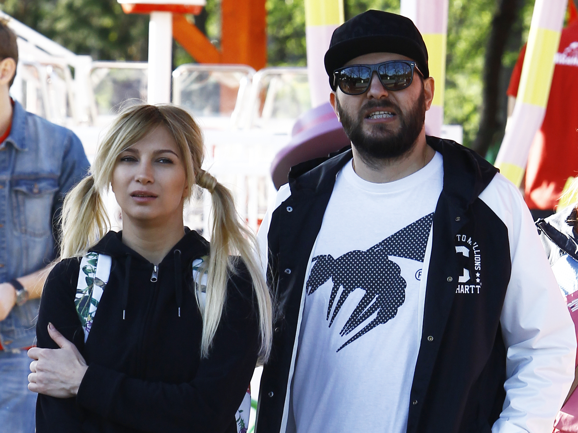 Lora se iubeşte cu Ionuţ Ghenu, cel care îi este şi manager