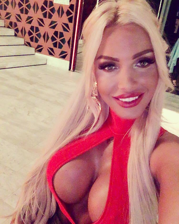 Loredana Chivu s-a pozat cu un decolteu generos.