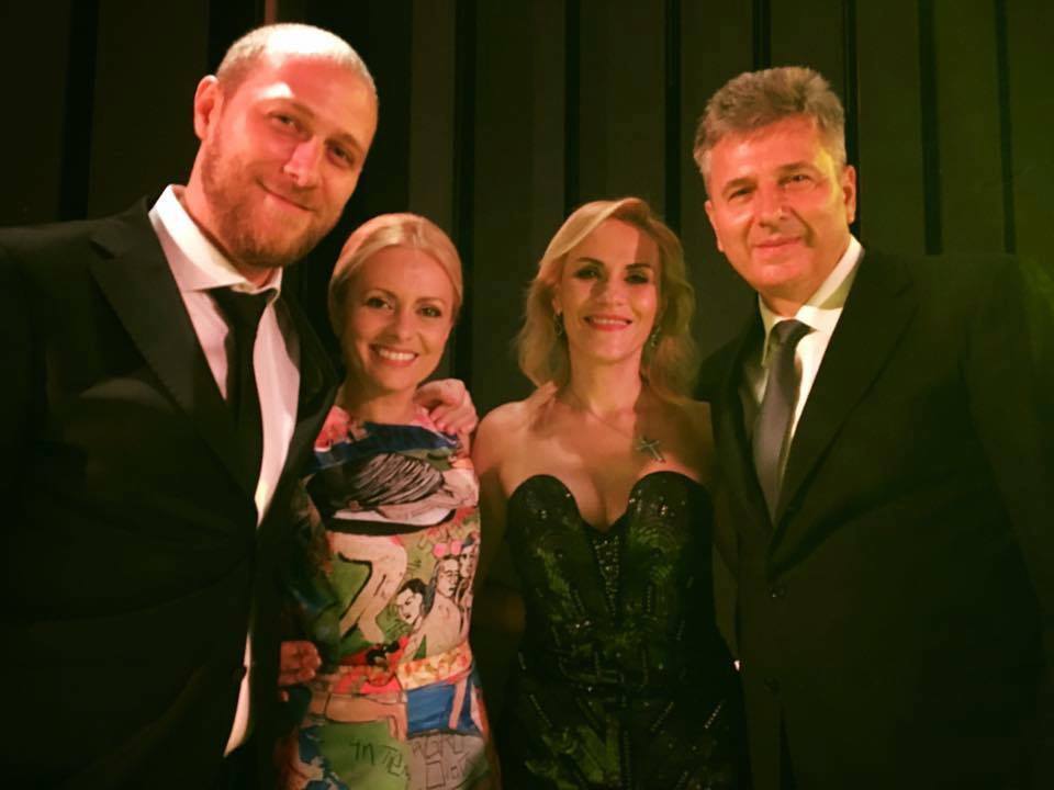 Gabriela Vrânceanu Firea s-a afişat cu un decolteu ameţitor la nunta lui Gabriel Cotabiţă