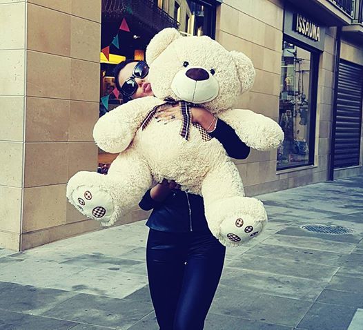 Ana Maria Mocanu le-a arătat tuturor prietenilor ei virtuali acest ursuleţ de pluş de dimensiuni considerabile, pe care l-a primit de la iubitul său