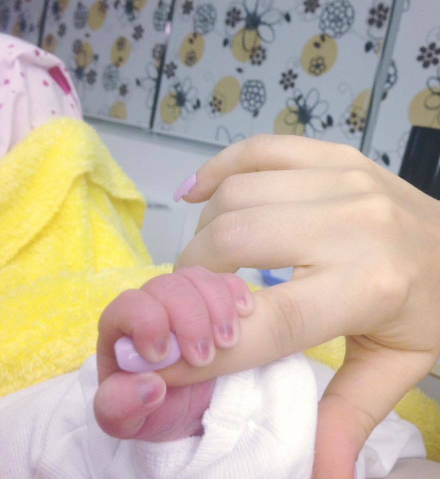 Andreea Bălan a fost extrem de emoţionată când a văzut-o pentru prima dată pe fetiţa ei