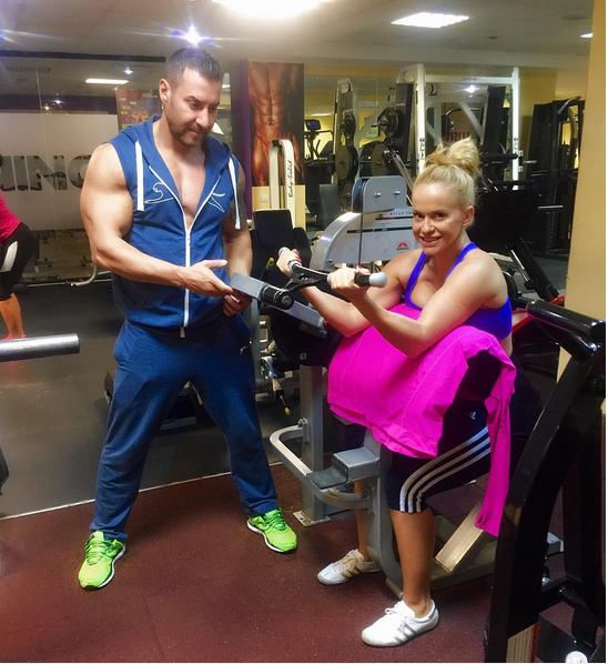 Antrenorul Andei nu-şi poate lua ochii de la sânii ei.