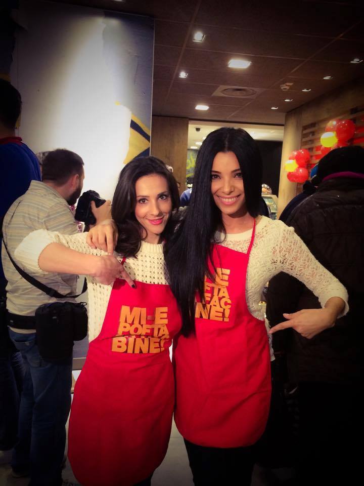 Sportiva pare să se fi distrat de minune în compania Corinei Caragea