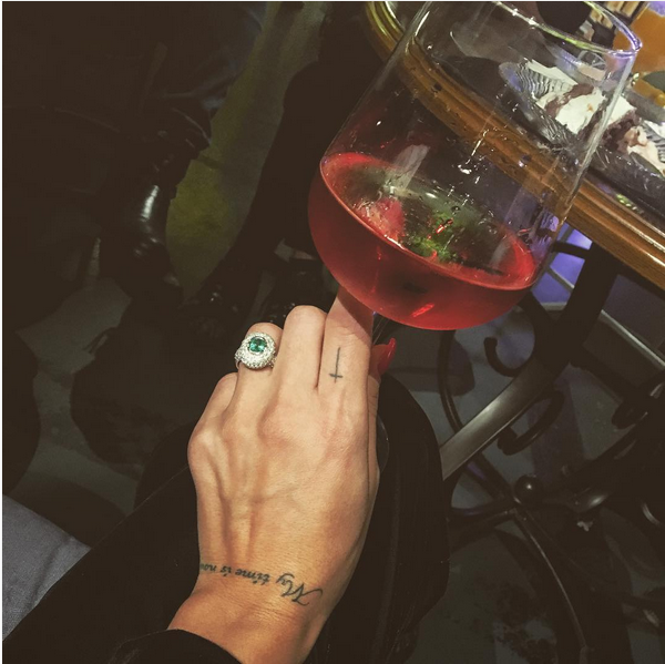 Adelina Pestriţu dă de înţeles fanilor că s-ar fi logodit din nou.