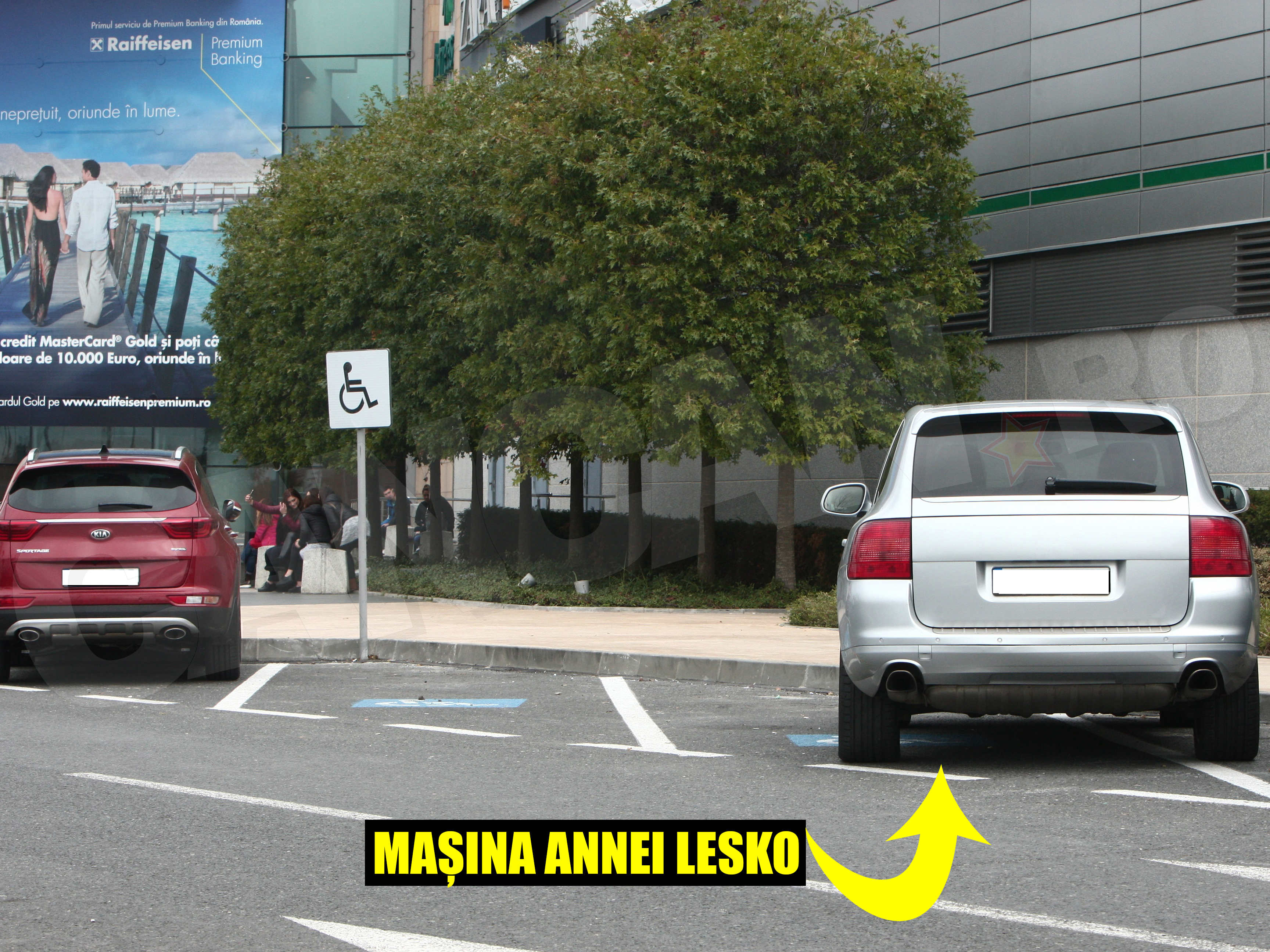 Anna Lesko şi-a lăsat maşina de culoare gri parcată pe locurile special amenajate pentru persoanele cu dizabilităţi