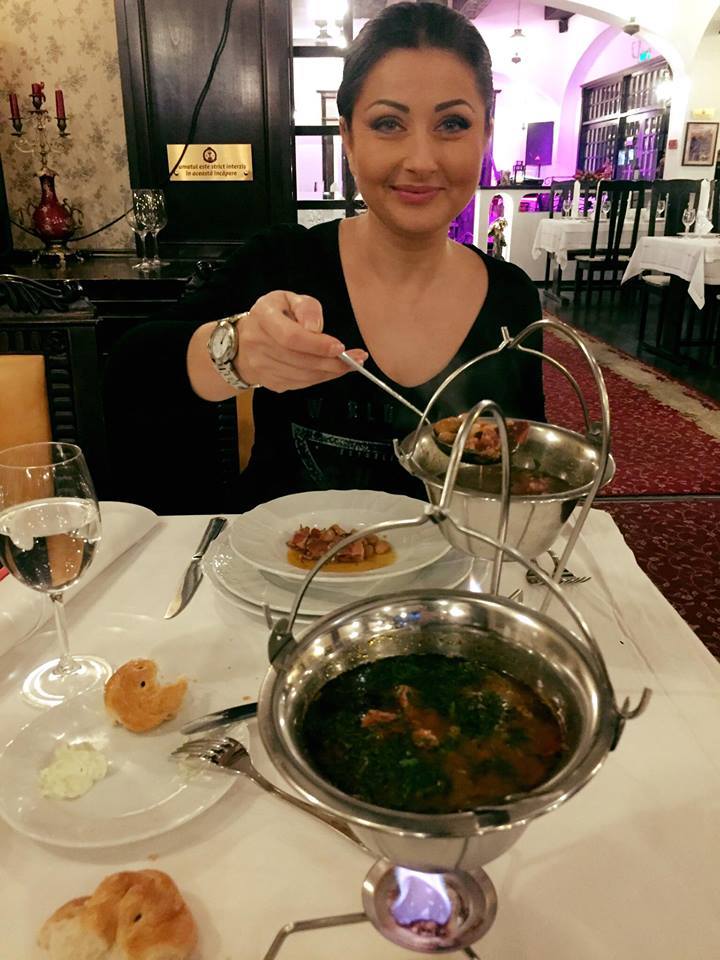 Gabriela Cristea a dat de bănuit că ar avea pofte de graviduţă