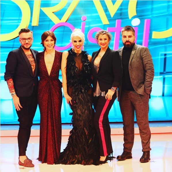 Fanii au speculat imediat că ar fi probleme între Anamaria Prodan şi Iulia Albu.