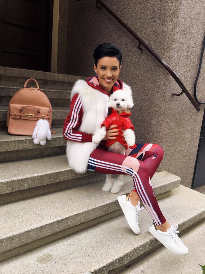 Adelina Pestriţu s-a pozat alături de căţelul ei.
