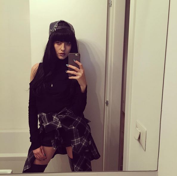 Lidia Buble nu pare să mai semene deloc cu ea, după ce le-a arătat fanilor cum ar fi să îşi vopsească părul într-o nuanţă de brunet