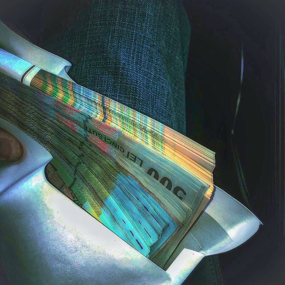 Andrei Versace le-a arătat fanilor de pe Facebook câţi bani are