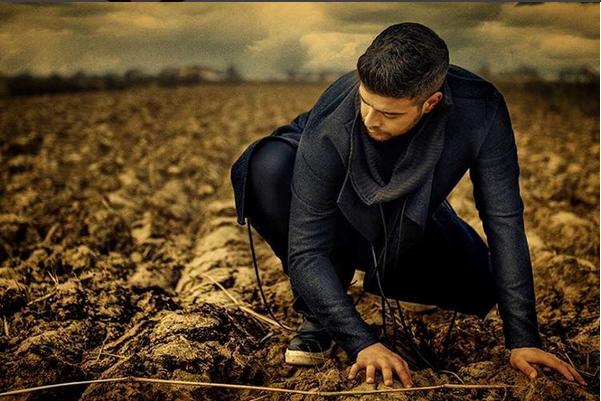 Speak pare să sufere după brunetă.