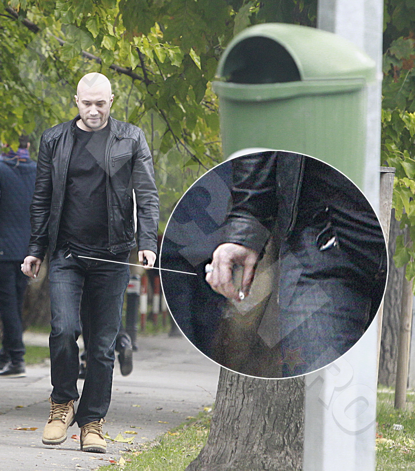 Actorul poartă ghiul, iar ochelarii de soare îi ţine prinşi de buzunarul de la blugi.