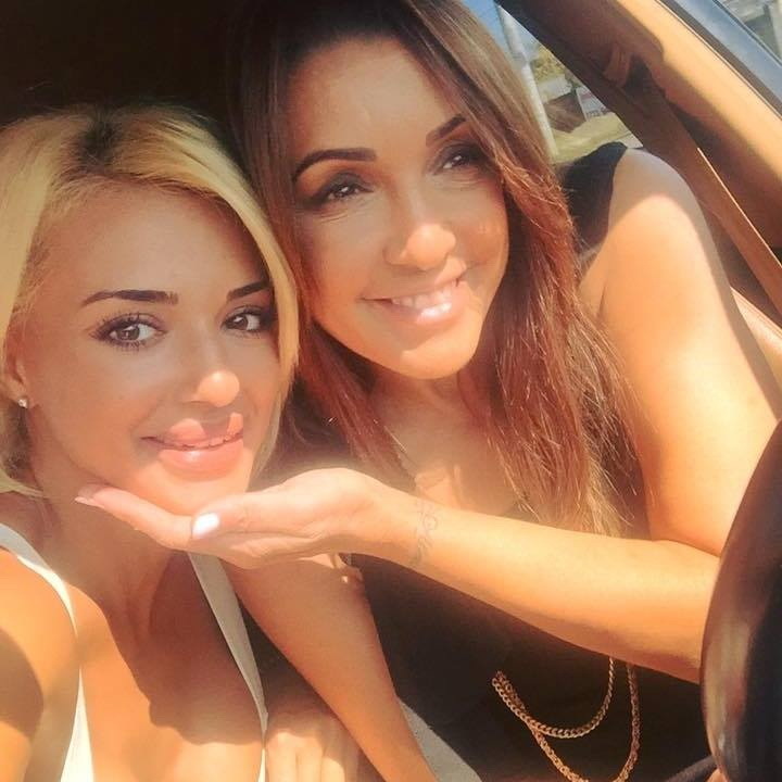 Cântăreaţa se sfătuieşte cu fata ei când vine vorba despre trucuri de frumuseţe