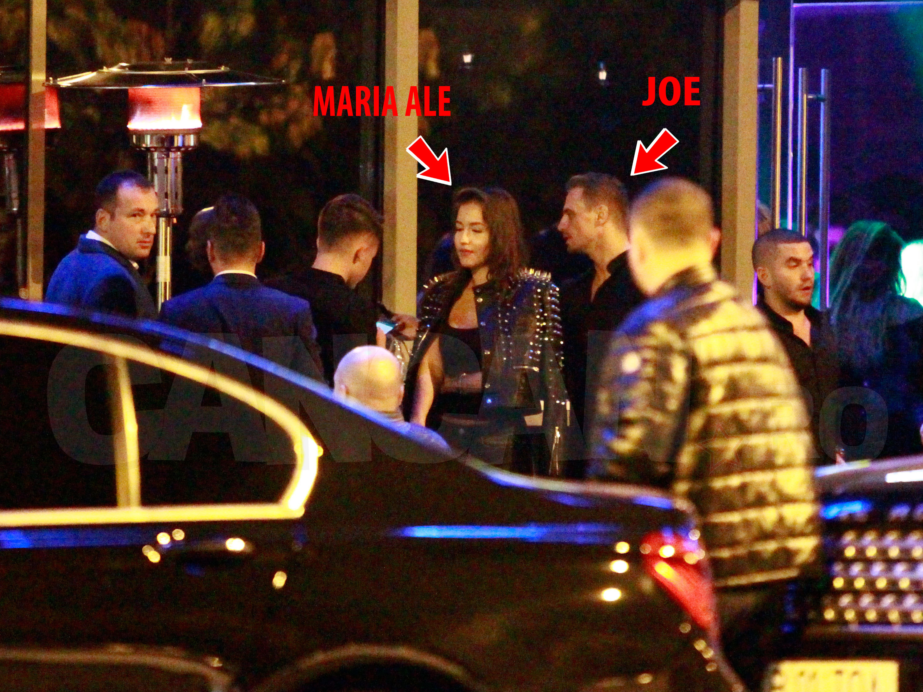 Tot grupul de prieteni au ieşit afară, la aer