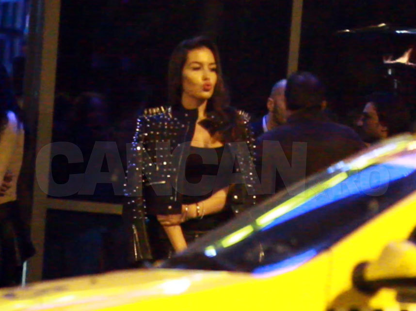 Tânăra şi-a ţuguiat buzele senzuale