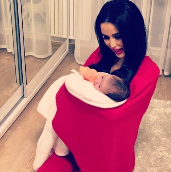 Daniela Crudu a făcut publică această imagine, când o ţine în braţe pe micuţa Biancăi Drăguşanu, şi a cucerit pe toată lumea