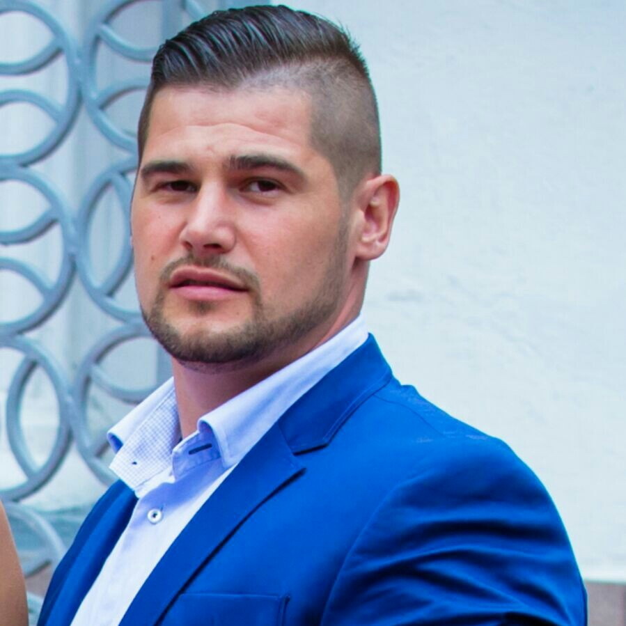 Alex Spadafora, cumătrul Sânzianei Buruiană, a fost înjunghiat în gât.